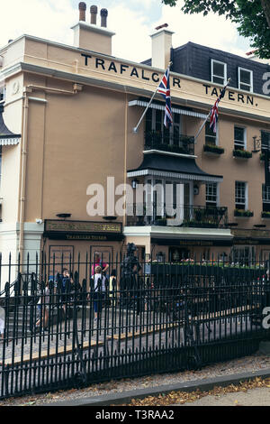 London, Regno Unito - 23 Luglio 2018: La Trafalgar Tavern e il Lord Nelson statua a Park Row, Greenwich, Londra, situato sulla riva sud del fiume Th Foto Stock