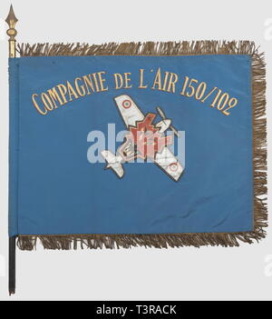 FANIONS ET DRAPEAUX, Fanion de la Compagnie de l'aria 150/102, satiné Tissu bleu ciel avec, de chaque côté, iscrizioni et insigne peints, ce dernier réalisé en une partie rapportée, avec son souligné pourtour d'onu fil d'or et d'onu fil noir. L'insigne représente une tête de loup (?) brochant sur onu avion à hélice gris métallisé, orné des cocardes tricolores francaises (cet emblème existe sous la forme d'onu rari insigne métallique). Franges dorées sur le pourtour, excepté côté hampe, celle-ci est en bois peint avec l'extrémité munie d'une pointe v, Additional-Rights-Clearance-Info-Not-Available Foto Stock