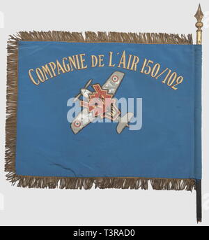 FANIONS ET DRAPEAUX, Fanion de la Compagnie de l'aria 150/102, satiné Tissu bleu ciel avec, de chaque côté, iscrizioni et insigne peints, ce dernier réalisé en une partie rapportée, avec son souligné pourtour d'onu fil d'or et d'onu fil noir. L'insigne représente une tête de loup (?) brochant sur onu avion à hélice gris métallisé, orné des cocardes tricolores francaises (cet emblème existe sous la forme d'onu rari insigne métallique). Franges dorées sur le pourtour, excepté côté hampe, celle-ci est en bois peint avec l'extrémité munie d'une pointe v, Additional-Rights-Clearance-Info-Not-Available Foto Stock