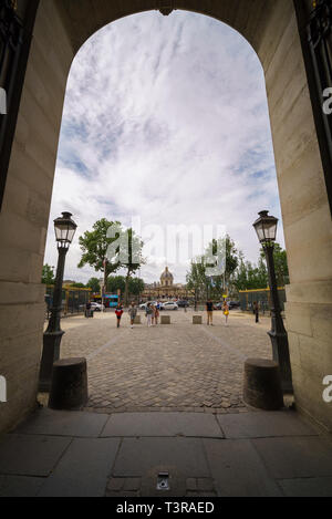 Bellissima vista alla Francia Istituto e Pont des Arts attraverso un arco porta del museo del Louvre Foto Stock