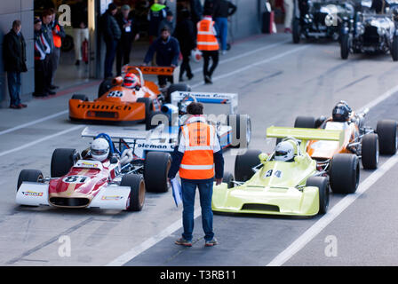 Più storica Formula 2 vetture da gara assemblare internazionale in pit lane per una sfilata giro, durante il 2019 Silverstone Classic Media Day/ Giorno di prova Foto Stock