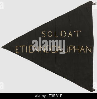 FANIONS ET DRAPEAUX, Fanion Général Janssen, 12ème DIM, Petit fanion triangulaire en drap noir présentant l'insigne de la 12ème divisione d'Infanterie Métropolitaine (d'attivo), une tête de coq gaulois, bande horizontale côté hampe 'C9 (?) Général Janssen, face arrière brodée 'Soldat Etienne Dauphan', deux passants pour une hampe. Fermagli et manques. Dimensioni 39 x 39 cm. Commandants : général Janssen (1884-2/06/40), tombé au fort des Dunes à Leffrincoucke, puis colonnello Blanchon. Ce simboli fera l'objet d'onu insigne métallique (AB) sieri et plus tard, Additional-Rights-Clearance-Info-Not-Available Foto Stock