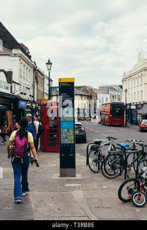 London, Regno Unito - Luglio 23, 2018: scheda Informazioni su Greenwich Church Street verso la sponda meridionale del fiume Tamigi. Telefono rosso box e una doppia de Foto Stock