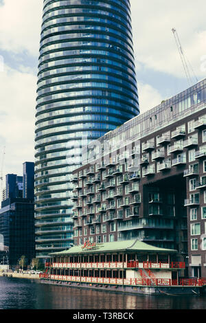 London, Regno Unito - 23 Luglio 2018: Il Lotus floating ristorante Cinese, Baltimore Wharf e l'Arena torre sulla backgrond visto dal Glengall Bridg Foto Stock