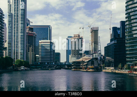 Londra, Regno Unito - 23 luglio 2018: Molo interno di Millwall verso Canary Wharf, Isle of Dogs, East London Foto Stock