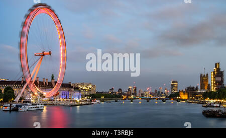 London Millenium ruota e big beng in recustraction lungo agenzie di esposizione durante il tramonto a notte Foto Stock