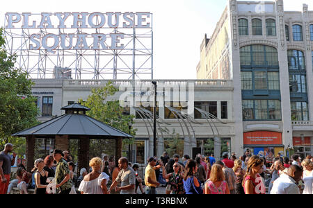 La folla riempie l'US Bank Plaza per un evento a Playhouse Square durante la stagione estiva a Cleveland, Ohio, Stati Uniti. Foto Stock