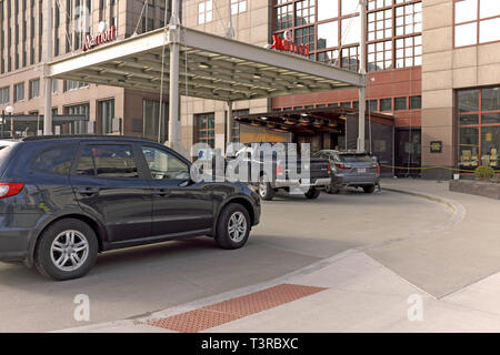 L'entrata principale del Cleveland Marriott Downtown on West Mall Drive a Cleveland, Ohio, Stati Uniti. Foto Stock