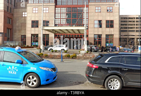 L'entrata principale del Cleveland Marriott Downtown on West Mall Drive a Cleveland, Ohio, Stati Uniti. Foto Stock