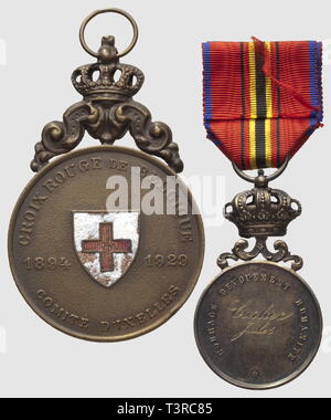 Deux médailles, . Croix Rouge de Belgique, 1894 - 1929. 'Souvenir de l'Etat indépendant du Congo, coraggio et dévouement', 'attribuée Carlier Jules', en argent. clat sur la croix. Diamètre 33mm, Additional-Rights-Clearance-Info-Not-Available Foto Stock