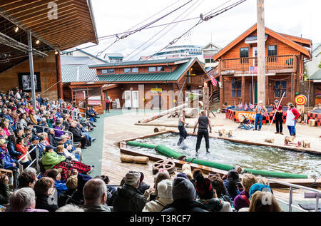 La laminazione di registro dimostrazione presso il grande Alaskan Lumberjack Show in Ketchikan in Alaska, STATI UNITI D'AMERICA Foto Stock