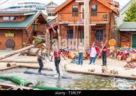 La laminazione di registro dimostrazione presso il grande Alaskan Lumberjack Show in Ketchikan in Alaska, STATI UNITI D'AMERICA Foto Stock