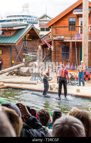 La laminazione di registro dimostrazione presso il grande Alaskan Lumberjack Show in Ketchikan in Alaska, STATI UNITI D'AMERICA Foto Stock