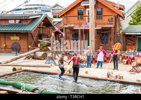 La laminazione di registro dimostrazione presso il grande Alaskan Lumberjack Show in Ketchikan in Alaska, STATI UNITI D'AMERICA Foto Stock