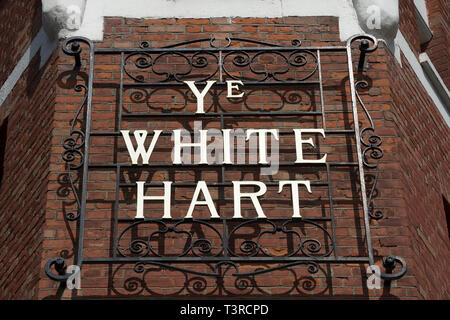 Esterno che mostri il nome segno del White Hart pub di Barnes, a sud-ovest di Londra - Inghilterra Foto Stock