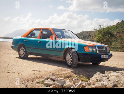 SARANDA, ALBANIA-Settembre 12, 2017: 1985 Mercedes-Benz Classe E (W124) su parcheggio Foto Stock