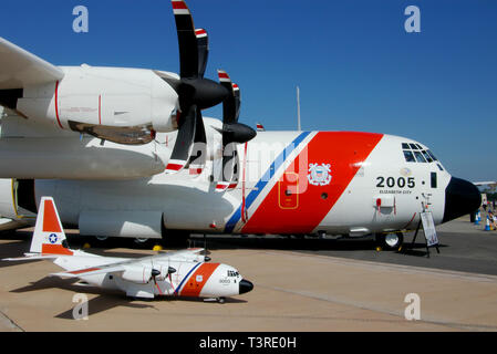 United States Coast Guard Lockheed HC-130J Hercules piano di trasporto con un modello simile piano su display a RAF Fairford airshow di Foto Stock