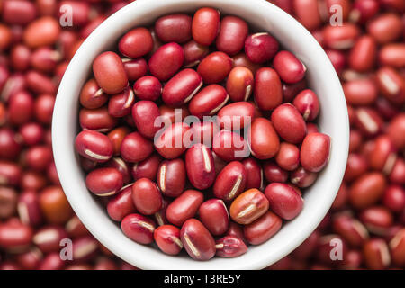 Rosso fagioli Adzuki nella ciotola. Vista dall'alto. Foto Stock