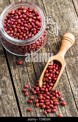 Rosso fagioli Adzuki nel convogliatore di legno. Foto Stock