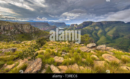 Blyde River Canyon panorama dal punto di vista Lowveld su uno scenario panoramico a Mpumalanga in Sudafrica Foto Stock