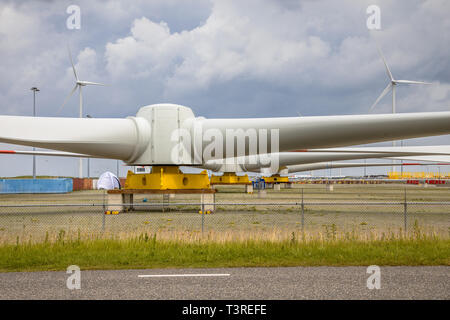 Giant di rotori di turbine eoliche nel mulino a vento assambly cantiere per la costruzione di parchi eolici in mare Foto Stock