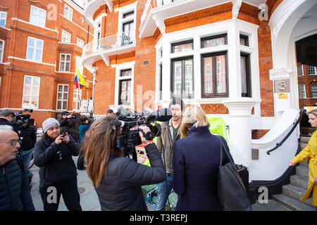 Londra/Inghilterra - Aprile 11th, 2019: i sostenitori di Julian Assange parla con i membri dei media al di fuori dell'Ecuador Ambasciata a Londra. Foto Stock