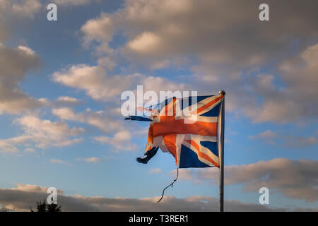 Bistrattato, trasandato e strappata bandiera europea conosciuta come la union jack. La bandiera , il simbolo di Gran Bretagna / UK. Foto Stock