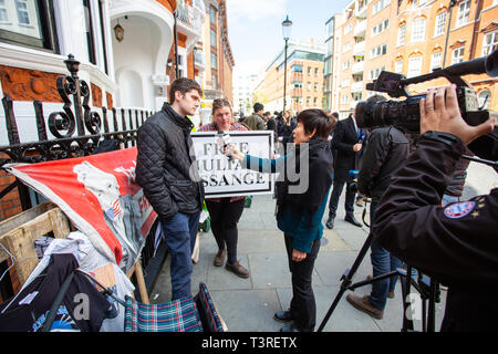 Londra/Inghilterra - Aprile 11th, 2019: Julian Assange sostenitori di parlare con i media al di fuori dell'Ecuador Ambasciata a Londra. Foto Stock