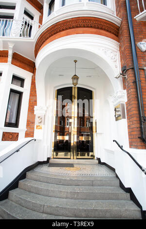 Londra/Inghilterra - Aprile 11th, 2019: l'ingresso anteriore dell'Ecuador Ambasciata a Londra, Inghilterra. Foto Stock