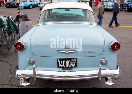 CONCORD, NC (USA) - Aprile 6, 2019: UN 1953 Ford sul display al Pennzoil AutoFair Classic Car Show a Charlotte Motor Speedway. Foto Stock