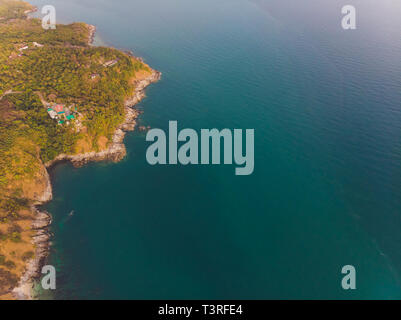 Phomthep o grotta Promthep icona di Phuket, Tailandia. Vista aerea da fuco telecamera della grotta Phromthep view point a Phuket. Foto Stock