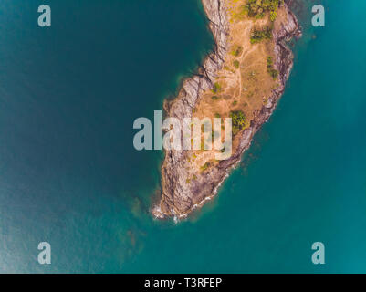 Phomthep o grotta Promthep icona di Phuket, Tailandia. Vista aerea da fuco telecamera della grotta Phromthep view point a Phuket. Foto Stock