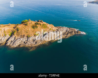 Phomthep o grotta Promthep icona di Phuket, Tailandia. Vista aerea da fuco telecamera della grotta Phromthep view point a Phuket. Foto Stock