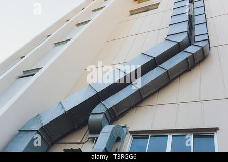 Vista dettagliata di un recentemente installato steam tubo di ventilazione all'interno di home. tubi di scarico sulla casa. Foto Stock