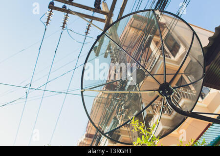 TV via cavo di rete di antenne isolata forma rotonda gli oggetti metallici unico stock photo. Foto Stock