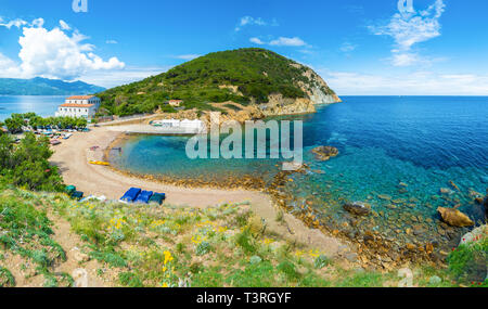 Enfola spiaggia operazioni automatiche di fine campo e la costa in isola d'Elba, Toscana, Italia Foto Stock