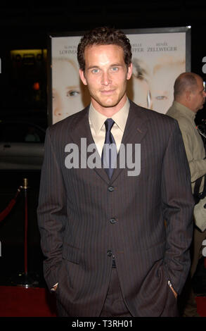 LOS ANGELES, CA. Ottobre 08, 2002: Attore Cole Hauser presso il Los Angeles premiere di bianco oleandro. © Paul Smith / Featureflash Foto Stock