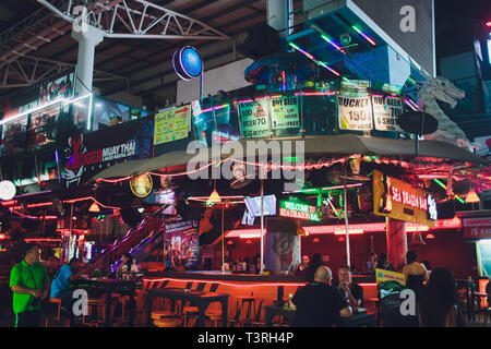 Patong, Tailandia - 22 Febbraio 2019: il famoso rosso distretto destra Bangla Road a Patong, una trafficata strada di notte per intrattenimento per adulti. Foto Stock