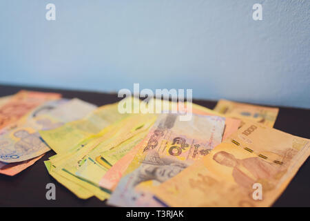 Close up Thai nota di denaro utilizzando come sfondo di impilaggio, la concezione di business. Foto Stock