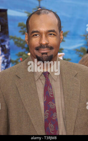 LOS ANGELES, CA. Ottobre 27, 2002: attore Michael Dorn presso la premiere mondiale del suo nuovo film la Santa clausola 2, al El Capitan Theater di Hollywood. © Paul Smith / Featureflash Foto Stock