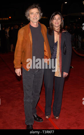 LOS ANGELES, CA. Novembre 06, 2002: Direttore Curtis Hanson & moglie Rebecca presso la premiere mondiale del suo nuovo film 8 Mile, a Los Angeles. © Paul Smith / Featureflash Foto Stock