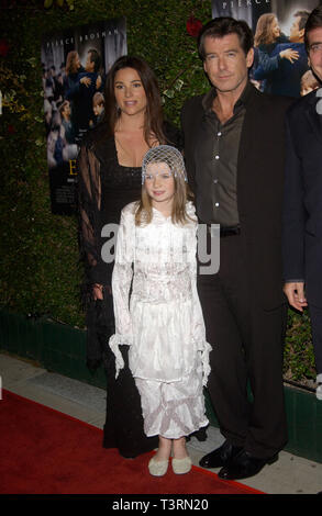 LOS ANGELES, CA. Dicembre 03, 2002: Attore Pierce Brosnan & moglie KEELY SHAYE Smith con l'attrice SOPHIE VAVASSEUR presso il Los Angeles premiere del loro nuovo film Evelyn. Sophie svolge il ruolo di titolo di Evelyn & Pierce gioca il suo padre Desmond Doyle. © Paul Smith / Featureflash Foto Stock