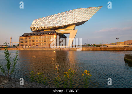 Anversa, Belgio - 9 Giugno 2018: vista sul porto nuovo Casa (Havenhuis), la sede dell'Autorità portuale di Anversa, progettato dall'architetto Zaha aveva Foto Stock