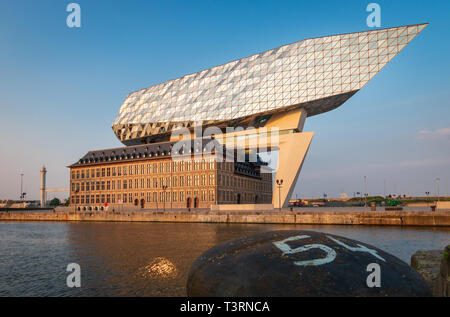 Anversa, Belgio - 9 Giugno 2018: vista sul porto nuovo Casa (Havenhuis), la sede dell'Autorità portuale di Anversa, progettato dall'architetto Zaha aveva Foto Stock