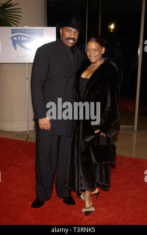 LOS ANGELES, CA. Dicembre 06, 2002: Attore STEVE HARVEY & moglie al XVII annuale America Cinematheque Awards Gala in Beverly Hills. © Paul Smith / Featureflash Foto Stock