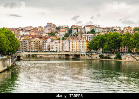 Lione (Centrale-Francia orientale): la "Quais de Saone" camminamento e il quartiere di "Croix Rousse" visto da Alphonse Juin Bridge Foto Stock