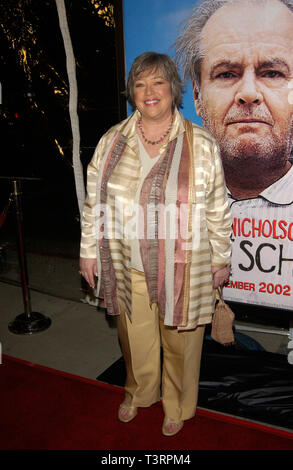 LOS ANGELES, CA. Dicembre 12, 2002: attrice Kathy Bates presso il Los Angeles premiere del suo nuovo film su Schmidt. © Paul Smith / Featureflash Foto Stock