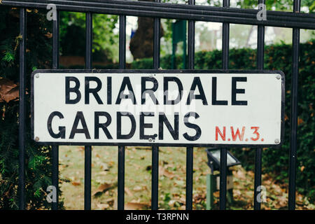 Giardini Briardale strada segno, Hampstead, London Borough of Camden, Regno Unito Foto Stock
