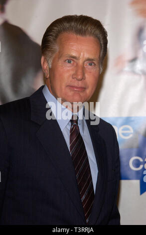 LOS ANGELES, CA. Dicembre 16, 2002: Attore Martin Sheen presso il Los Angeles premiere del suo nuovo film Catch Me Se Can. © Paul Smith/Featureflash Foto Stock