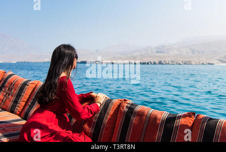 Donna con divertimento su una barca dhow crociera Foto Stock